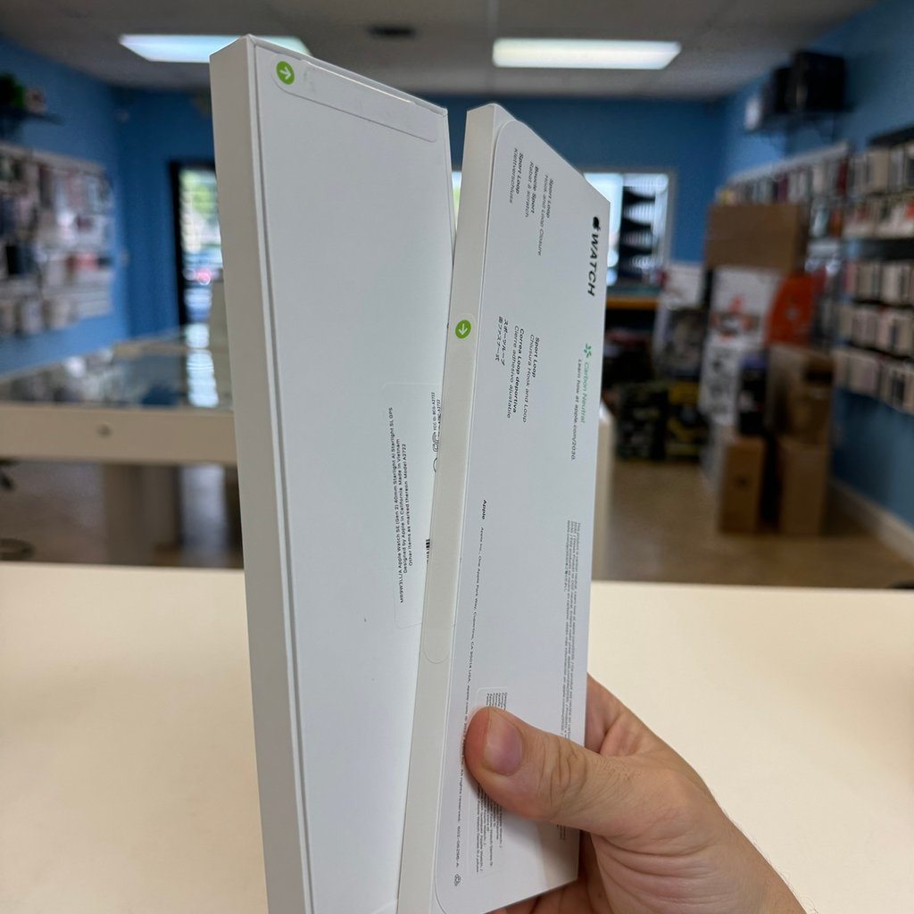 Apple Watch SE (Gen 2) 40mm Starlight New with Apple care till Dec