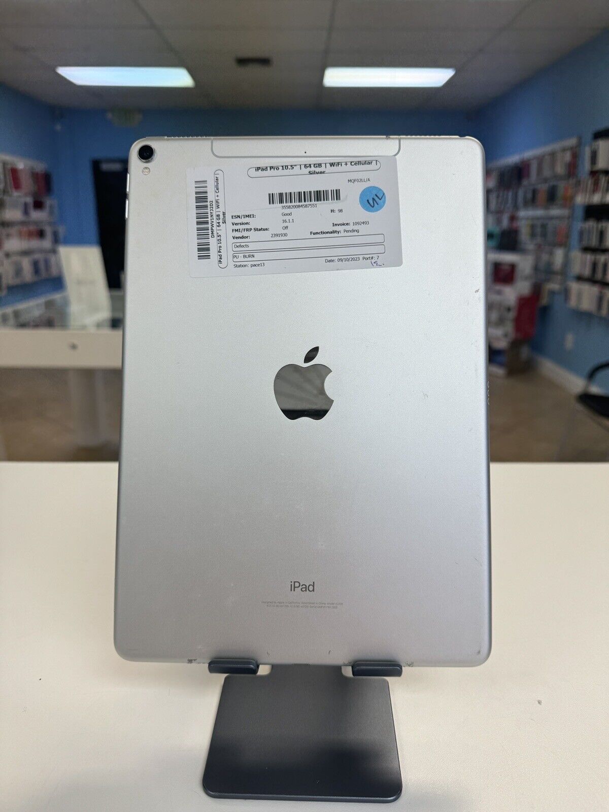 Apple iPad Pro 2nd Gen. 64GB, Wi-Fi + 4G (Unlocked), 10.5in - Silver